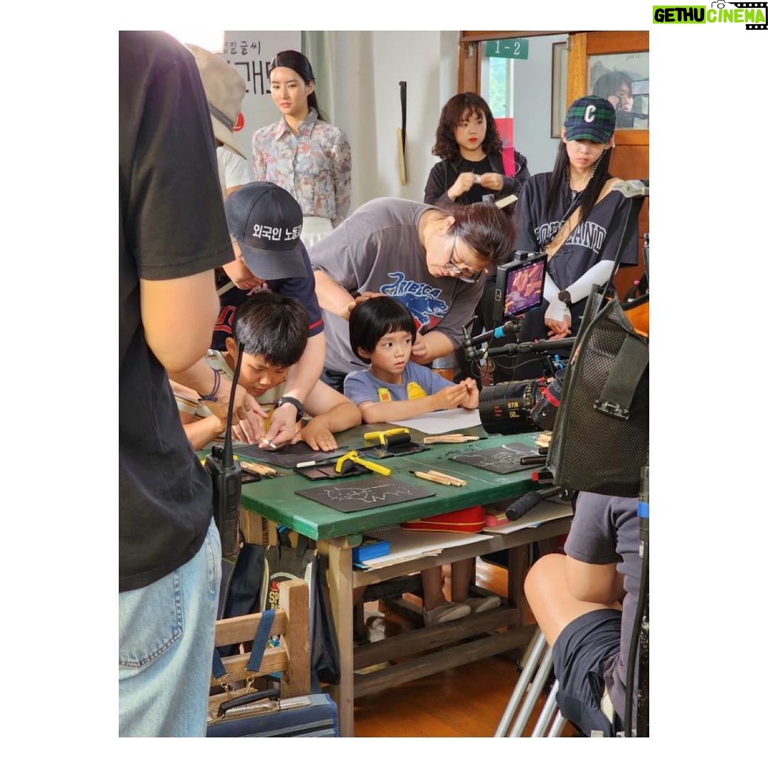 Choi Ja-woon Instagram - 1989년 충청남도, 안 맞고 사는 게 일생 일대의 목표인 온양 찌질이 병태가 하루아침에 부여 짱으로 둔갑하면서 벌어지는 이야기 11/24(금) 오후 8시 @coupangplay 소년시대에 병태친구 퉁퉁이로 수혁이 깨알등장🤗 자운이와 친구인 민준이와 친구였다니! @park7893 수혁이가 민준이 촬영하는 내내 머리때려서 미안한마음 한가득 🥹 민준이와수혁이가 친구였던날🤣🤣🤣 Thanks to❣️ @firstactors_official @casting_cu @casting_julie #소년시대 #쿠팡플레이 #coupangplay #이명우감독님 #김재환작가님 #더스튜디오엠 #최수혁#정민준#아역배우#드라마