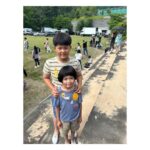 Choi Ja-woon Instagram - 1989년 충청남도, 안 맞고 사는 게 일생 일대의 목표인 온양 찌질이 병태가 하루아침에 부여 짱으로 둔갑하면서 벌어지는 이야기 11/24(금) 오후 8시 @coupangplay 소년시대에 병태친구 퉁퉁이로 수혁이 깨알등장🤗 자운이와 친구인 민준이와 친구였다니! @park7893 수혁이가 민준이 촬영하는 내내 머리때려서 미안한마음 한가득 🥹 민준이와수혁이가 친구였던날🤣🤣🤣 Thanks to❣️ @firstactors_official @casting_cu @casting_julie #소년시대 #쿠팡플레이 #coupangplay #이명우감독님 #김재환작가님 #더스튜디오엠 #최수혁#정민준#아역배우#드라마