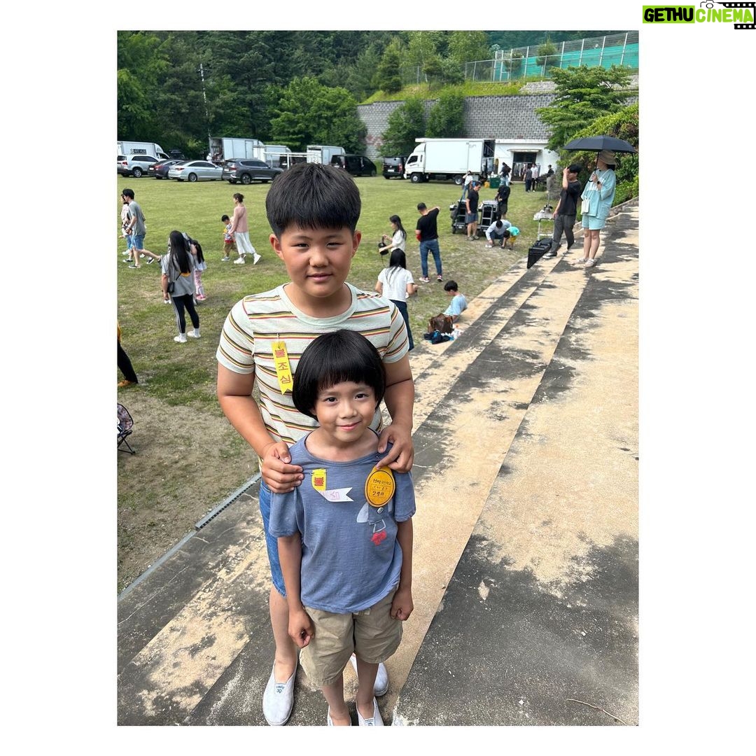 Choi Ja-woon Instagram - 1989년 충청남도, 안 맞고 사는 게 일생 일대의 목표인 온양 찌질이 병태가 하루아침에 부여 짱으로 둔갑하면서 벌어지는 이야기 11/24(금) 오후 8시 @coupangplay 소년시대에 병태친구 퉁퉁이로 수혁이 깨알등장🤗 자운이와 친구인 민준이와 친구였다니! @park7893 수혁이가 민준이 촬영하는 내내 머리때려서 미안한마음 한가득 🥹 민준이와수혁이가 친구였던날🤣🤣🤣 Thanks to❣️ @firstactors_official @casting_cu @casting_julie #소년시대 #쿠팡플레이 #coupangplay #이명우감독님 #김재환작가님 #더스튜디오엠 #최수혁#정민준#아역배우#드라마