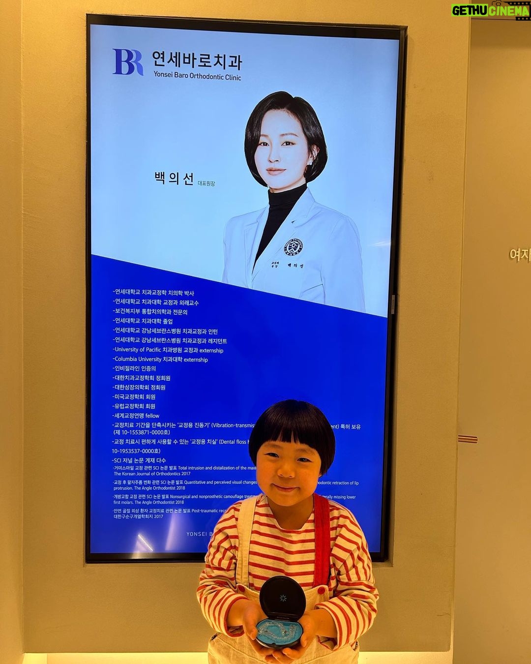 Choi Ja-woon Instagram - 요즘 친두들은 턱이 좁아 치아배열이 들쑥날쑥 하단다.. 자운이도 역시 치아가 들쑥날쑥🥹 앞으로 나올치아를 위해 공간도 만들고 이쁘게 치아가 자리 잡길🙏 원장님 잘부탁드려요 🙌 꼼꼼하게 검진후 진료까지 믿고가는 치아교정은 역시#압구정연세바로치과 활동하는 친구들에게는 딱인 #인비절라인퍼스트 열심히 잘해보자😁 #치아교정 #교정치과 #압구정치과 #신사교정치과 #압구정교정치과 #어린이교정 #압구정어린이교정 #교정장치 #치아교정 #연세바로치과압구정 #연세바로치과 #인비절라인 #인비절라인교정 #투명교정 #인비절라인퍼스트