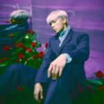Choi Seung-hyun Instagram – [#TOP Interview] 221221 <코리아 아트마켓 2022(Korea Art Market 2022)> / #TTTOP Interview (57p~59p) 

언제부터 어떻게 미술품을 모으기 시작했나요?

저는 어렸을 때 운동화를 수집했습니다. 그리고 제가 10대 후반에 돈을 벌기 시작했을 때, 저는 가구를 모으기 시작 하였고 그리고 저는 더 나아가 조각과 그림도 모으기 시작했습니다. 그것이 제가 미술품을 모으기 시작한 방법입니다.

미술품 수집가들은 하루아침에 만들어지는 것이 아니다. 그 관행은 상당한 돈, 통찰력 있는 안목, 욕망, 그리고 시간을 필요로 한다. 

당신은 유명한 화가 김환기의 친척으로 잘 알려져 있고 예술을 사랑하는 환경 속에서 자랐습니다. 당신은 당신이 미술품 수집가가 되기에 적합한 배경을 가지고 있다고 생각합니까?

저는 어렸을 때 부터 시각적 자극에 특히 민감했습니다. 돌이켜보면 나를 둘러싼 환경을 주의 깊게 관찰하고 생각해 본 것 같습니다. 저는 개인적으로 소음이 없는 아주 조용한 공간에서 사물을 관찰하는 데 집중할 수 있는 순간을 가장 소중히 여겼습니다. 사물은 스스로 어떠한 소리를 내는 것이 아니지만, 계속 보고 있으면 이 세상에 들어본 적이 없는 아름다운 소리가 들리는 것을 느낄 때가 많았습니다. 내가 이 느낌을 가장 강하게 느낀 것은 미술과의 만남이었습니다. 그 이후로, 저는 시각적인 아름다움에 깊은 영감을 받았고 미술과의 관계성과 경험을 통해 정서적 큰 안정과 편안함을 얻었습니다.

예술가와 예술작품을 선택할 때 어떤 기준을 사용하는지 알려주세요.

저는 단순한 아름다움을 넘어선 영적인 에너지를 가진 작품, 육안으로는 충분히 포착할 수 없는 작품을 좋아합니다. 물론 작품들은 우리가 귀로 들을 수는 없지만 이 세상에 존재하지 않는 소리를 만들어 낸다고 생각합니다. 나는 이전에는 존재하지 않았던, 따라서 전례 없는 아름다움을 창조하는 미술가들을 존경합니다.
그것이 제가 미술을 사랑하는 가장 큰 이유입니다.

데이비드 호크니부터 이우환, 무라카미 타카시, 조나스 우드에 이르기까지 아티스트들과의 관계는 정말 대단합니다. 예술가들과의 개인적인 접촉은 당신에게 어떤 의미가 있나요?

저는 다른 사람들로부터 보고 느끼고 배우는 것을 좋아합니다. 마찬가지로, 저는 훌륭한 미술가를 좋아합니다. 저는 수많은 기성 거장들도 물론 너무 존경하지만, 아직 젊고 떠오르는 예술가들, 특히 지금 이 순간을 계속해 헤쳐나가는 예술가들을 계속 찾고 있습니다. 저는 저만의 방식으로 그들이 가진 힘과 새로운 스타가 될 수 있는 잠재력을 느끼고 배우려고 노력합니다.

당신의 컬렉션을 이끄는 뚜렷한 철학이 있는 것 같습니다. 수집가로서 어떤 꿈을 가지고 있나요?

제 컬렉션에 대한 열망은 저의 20대 때부터 똑같습니다.
먼 훗날이 되겠지만, 아마 내가 죽기 전이 될 것이구요. 평생 모은 작품들이 있는 내가 살던 집을 그대로 소박한 개인 미술관으로 만들고 싶습니다. 이를 통해 제가 평생 모은 많은 작품들이 걸리고 설치된 제 공간에 많은 사람들이 방문할 수 있게 하고, 제 생각과 과거의 영감을 다른 사람들과 공유할 수 있게 되는 것이 저의 가장 큰 꿈입니다.

인터뷰 조상인

(CR: PARADISE CUTURAL FOUNDATION)
