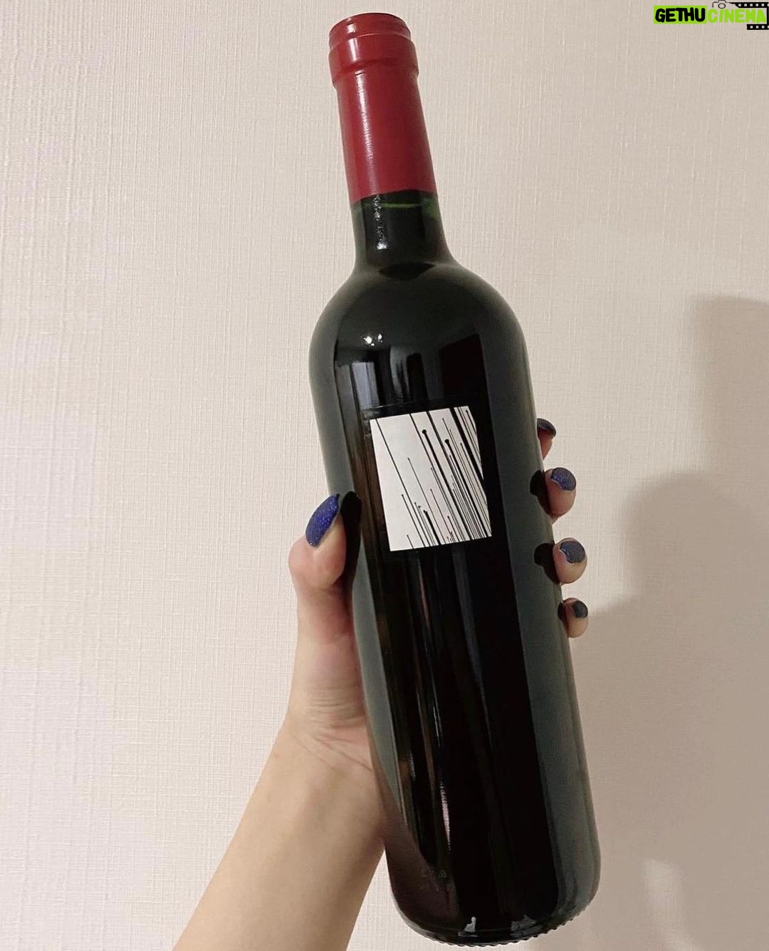Choi Seung-hyun Instagram - Thank you for celebrating my birthday on which I shared our wine T'SPOT with my Queens first.