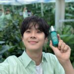 Choi Woo-shik Instagram - 아프리카의 작은 섬, 인도양의 진주라 불리는 모리셔스에서 시작된 '티 엘릭시어 세럼'이 내일(8/26) 공식 런칭 합니다 :) 많은 관심 부탁드려요 💚💚💚 #광고 #프레쉬모리셔스티세럼#스킨리질리언스세럼#프레쉬팝업@freshbeautykorea