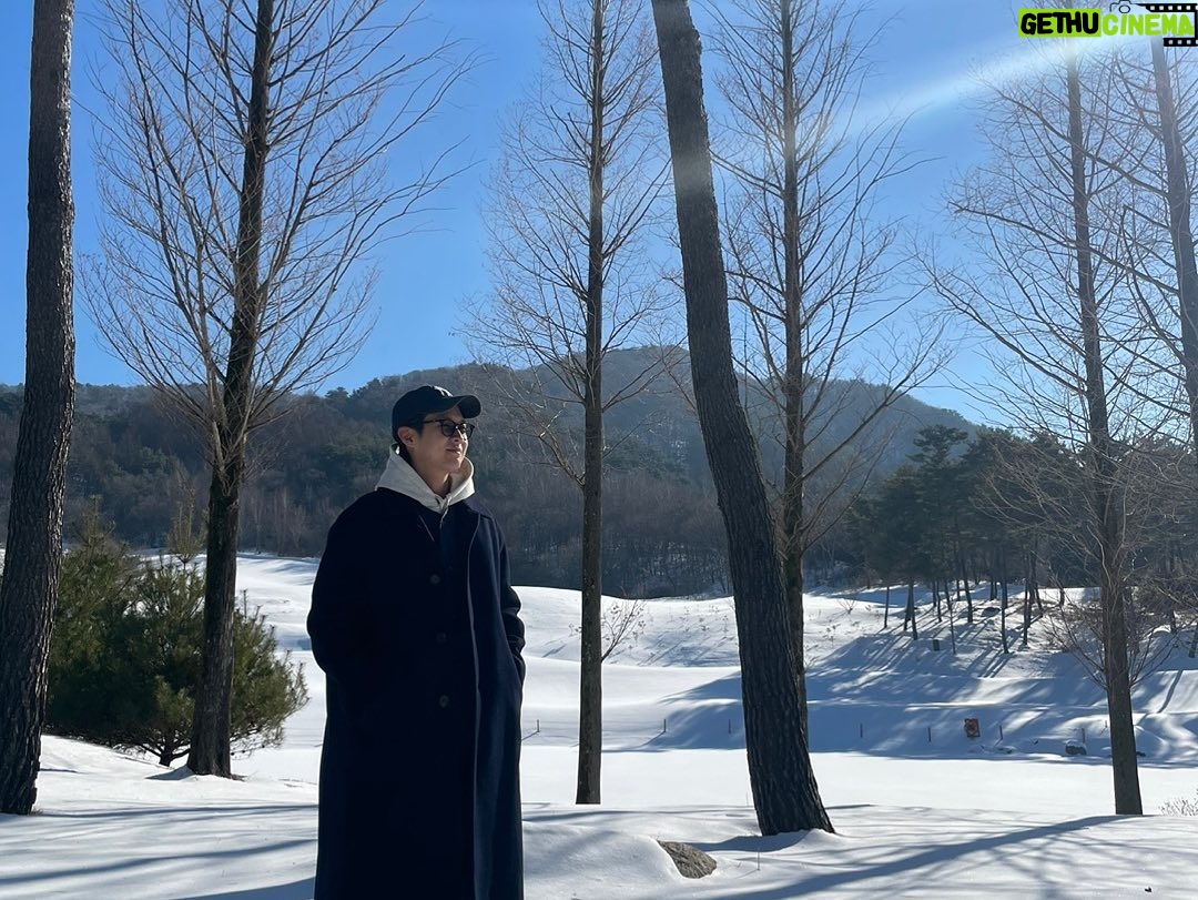 Choi Woo-shik Instagram - 다들따듯한연말잘마무리하시고 초코처럼포근하게내년을맞이해보아요