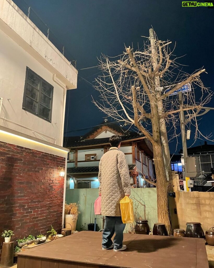 Choi Woo-shik Instagram - 저녁 10시를 외치고 있었을때 #그해우리는