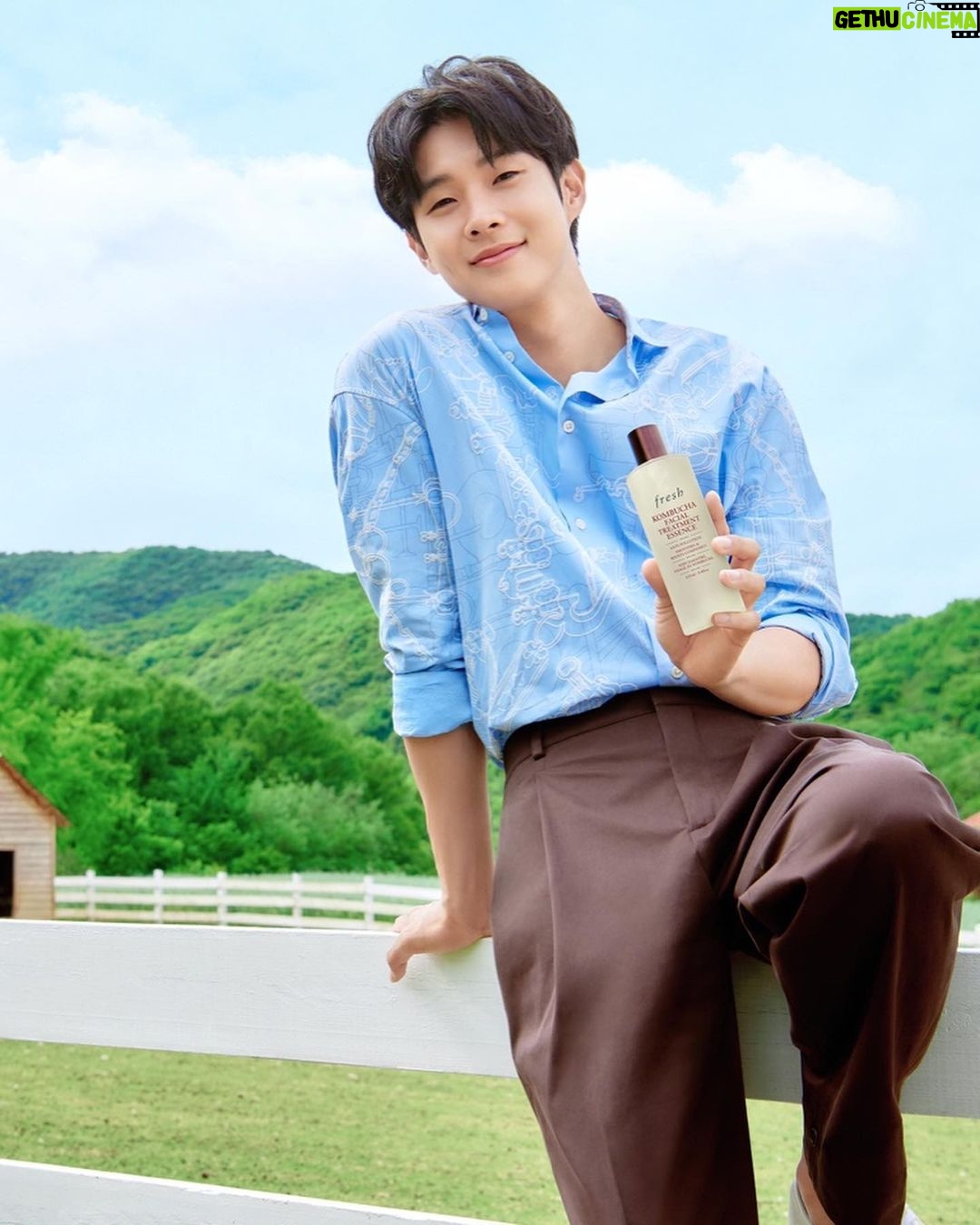 Choi Woo-shik - 1.6 Million Likes - #광고
자연에서 영감을 받아 그려낸 이번 리미티드 에디션은 마치 긍정적이고 화창한 날들을 약속하게 만드는거 같아요 🌿🍀
@freshbeautykorea
#프레쉬#프레쉬뷰티#콤부차에센스#오아물리미티드에디션