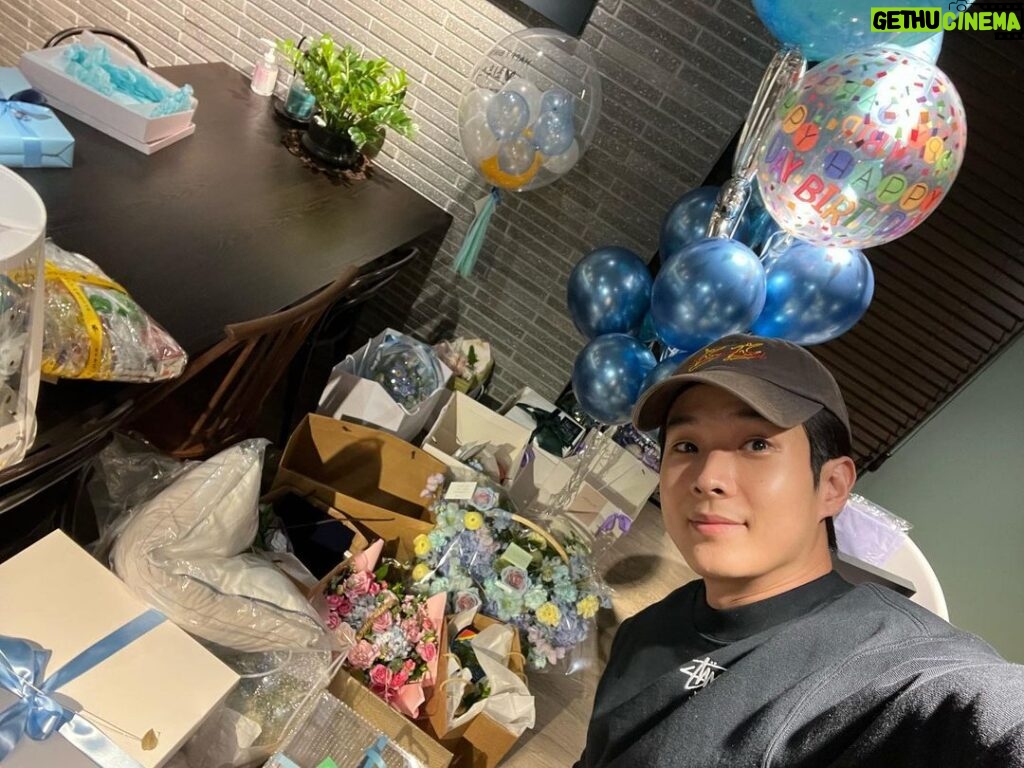 Choi Woo-shik Instagram - 여러분 항상 감사드립니다. 이렇게 요 몇일간 여러분 덕분에 너무나 행복한 나날들을 보내고있습니다. 항상 건강하시고 행복하세요! 🙇🏻‍♂️메세지북을 다음에 함께 읽어보는 자리를 만들어볼께요!!!