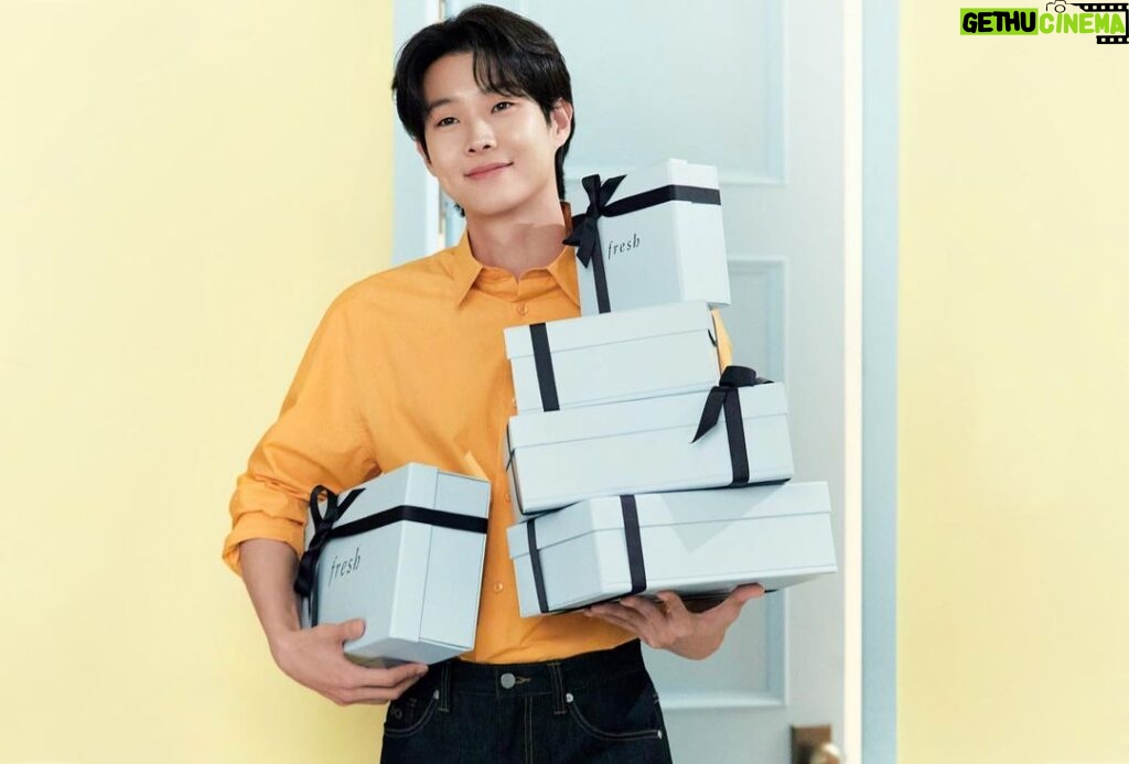Choi Woo-shik Instagram - 사랑하는 사람에게 내 마음을 #이쁘게 전달하는 방법 제가 알려드릴까요? #프레쉬 블루상자로 전달해보세요! @freshbeautykorea #fresh #giftbox #giftideas #광고