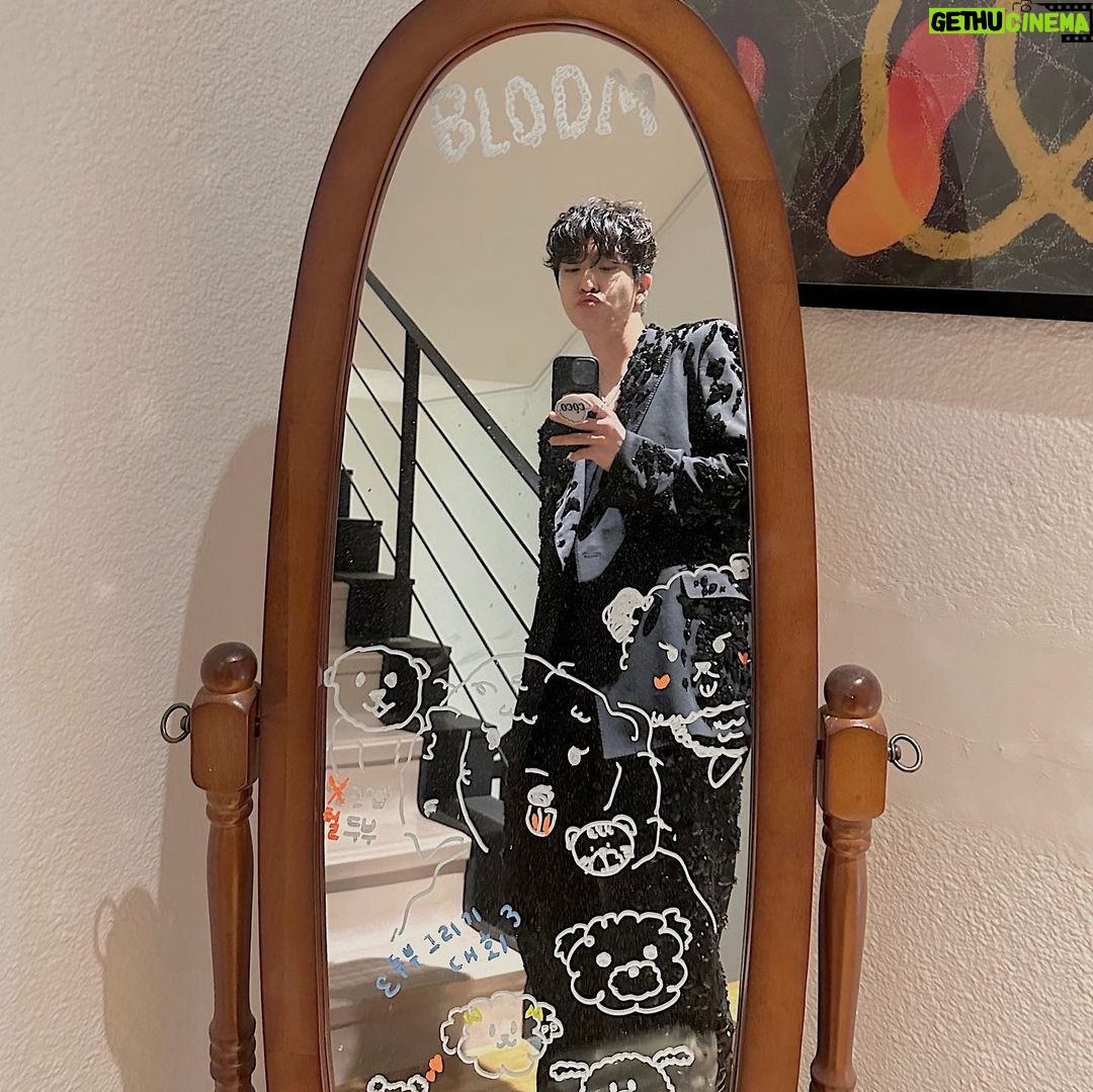 Choi Young-jae Instagram - #dolceandgabbana 🪨⛓️🪩 Dolce & Gabbana