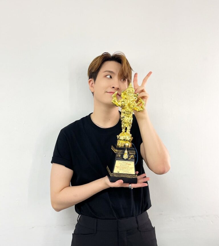 Choi Young-jae Instagram - 🏆 Best Asia Artist and Actor Award. 감사합니드아아아아아💚 #아가새