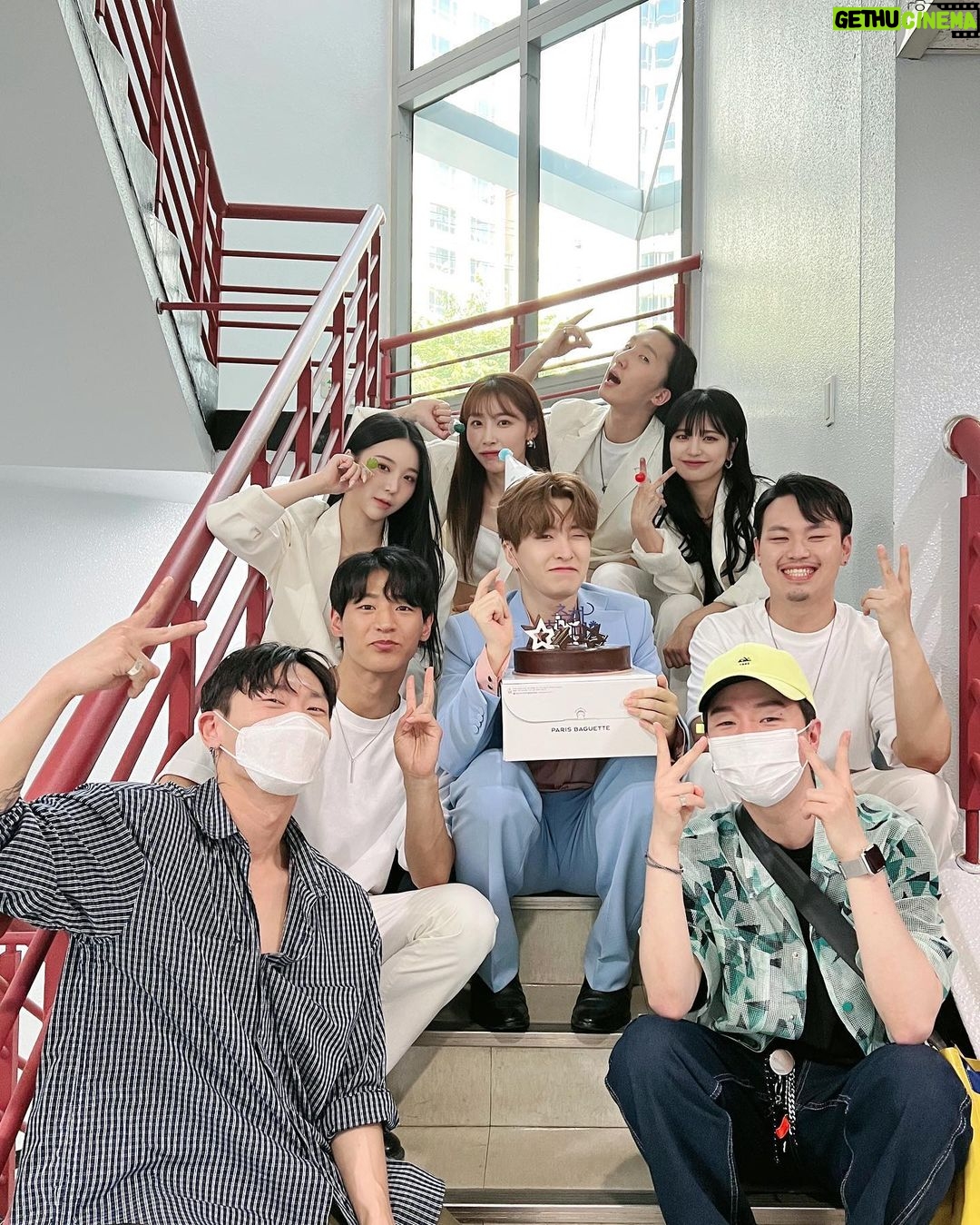 Choi Young-jae Instagram - 끝까지 지켜봐준 아가새들 전부 다 감사합니다. 앨범 같이해준 회사분들 댄서분들 모두다 thx #아가새 💚@sublime__official