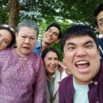 Chomchai Chatvilai Instagram - #บ้านนี้แก่นแสบทุกคน แต่ความจริงยายนิ่มแสบสุด อิอิ นานๆแม่เล่นละครที ขอกำลังใจให้ยายนิ่มและครอบครัวแสบสนุกสุดแสนของลูกแก้ว พร้อมเจอทุกคนแล้วในแก่นแก้ว 1 ทุ่มคืนนี้ #แก่นแก้วep6 #MyLittleSaucyGirl #lakornfamilyplus #ช่อง3กด33