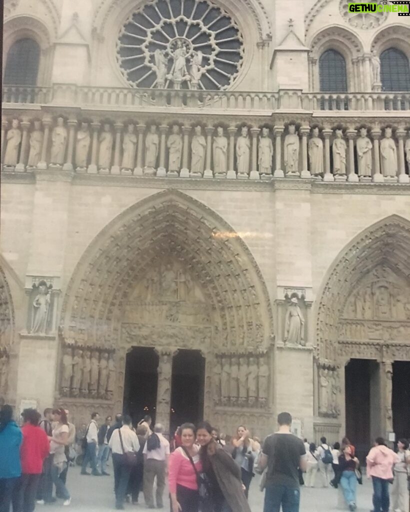 Chomchai Chatvilai Instagram - #เห็นแล้วใจหาย เคยไปกับลูกสาว @artspanitnart #NotreDame Cathédrale Notre-Dame de Paris