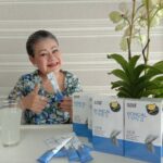 Chomchai Chatvilai Instagram - เวลาเดินขึ้นบันได จะลุกจะนั่งแต่ละที มันปวดข้อเข่าจริงๆนะ มันลำบาก ไม่ไหวจะเคลียร์ แต่หลังจากได้ทาน #คอลลาเจนกล่องฟ้า กล่องนี้ ช่วยบำรุงข้อและกระดูกให้แม่ได้จริงๆ ชงดื่มก่อนอาหารแค่วันละ 1 ซอง หลังจากที่ได้ทานไปซักระยะก็รู้สึกว่าไม่ค่อยมีอาการปวดข้อเข่ามากวนใจวัยรุ่นอย่างเราอีกค่ะ มีจำหน่ายที่ร้านวัตสันและร้านขายยาชั้นนำทั่วประเทศ หรือสั่งซื้อผ่านทาง Line @NutriMaster กล่องละ 750 บาท โปรโมชั่น ซื้อ 2 แถม 1 #คอลลาเจนไทพ์ทู #บอนแคลไทพ์ทู IG : @nutrimaster_official