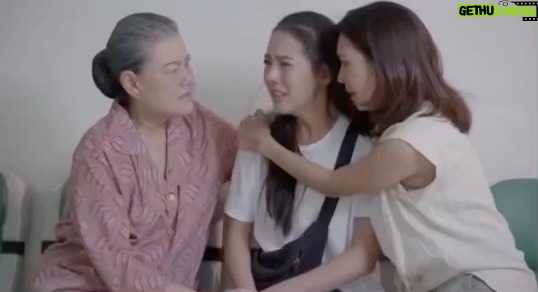 Chomchai Chatvilai Instagram - #ลูกแก้วจะไม่ใช่ลูกของพ่อกับแม่ได้ยังไงอ่ะยาย ⁉️😭 ไอ้ลูกแก้วหลานยาย ยายรักเอ็งนะ @tita_chayanit วันนี้ 1 ทุ่มมาลุ้นกันต่อว่าเมื่อทุกคนรู้ความจริงแล้ว จะเป็นยังไง #แก่นแก้วep22 #แก่นแก้ว10ตอนสุดท้าย #ช่อง3กด33 ⚠️ คำเตือน นี่คือ #แก่นแก้วโค้งสุดท้ายพลาดไม่ได้ด้วยประการทั้งปวงนะลูก ‼️