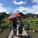 Chomchai Chatvilai Instagram - #แม่ในวัย17เดินข้ามสะพานแสนยาวไกลท่ามกลางแดดอันแผดเผาถ่ายแก่นแก้ว เหนื่อยแต่สนุกนะจ๊ะ เดินไกลมาก #ใครเปงคงทำ ?! 😅 ฝากชมฉากสวยๆ ที่แม่ นักแสดงและทีมงานเต็มที่สุดๆในการเดินทางเพื่อภาพสวยๆให้คุณผู้ชมทุกคนจ้ะ #แก่นแก้วep11 #ช่อง3กด33 วัดหาดงิ้ว อ.ไทรโยค จ.กาญจนบุรี