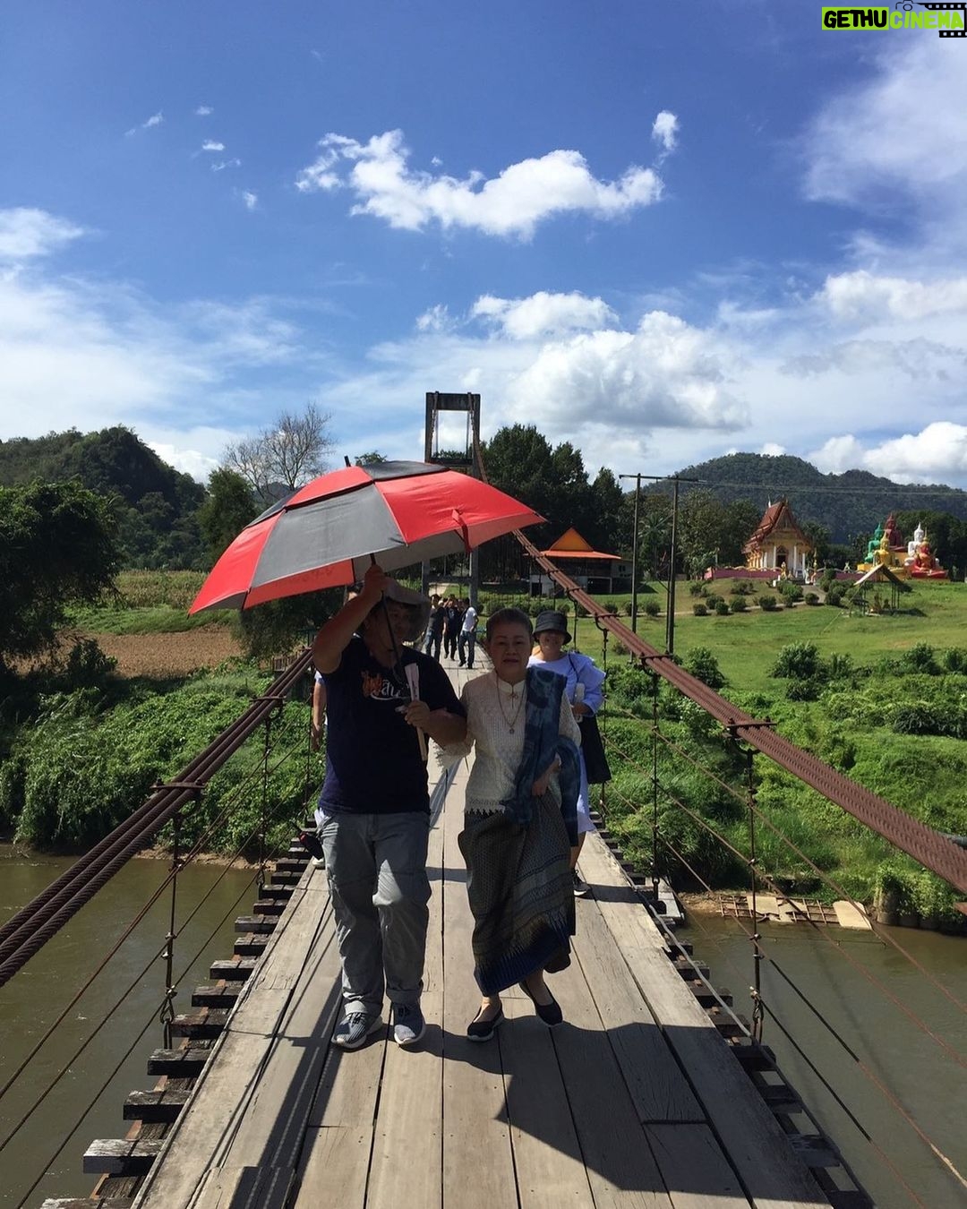 Chomchai Chatvilai Instagram - #แม่ในวัย17เดินข้ามสะพานแสนยาวไกลท่ามกลางแดดอันแผดเผาถ่ายแก่นแก้ว เหนื่อยแต่สนุกนะจ๊ะ เดินไกลมาก #ใครเปงคงทำ ?! 😅 ฝากชมฉากสวยๆ ที่แม่ นักแสดงและทีมงานเต็มที่สุดๆในการเดินทางเพื่อภาพสวยๆให้คุณผู้ชมทุกคนจ้ะ #แก่นแก้วep11 #ช่อง3กด33 วัดหาดงิ้ว อ.ไทรโยค จ.กาญจนบุรี