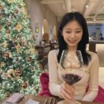 Chou Tzu-yu Instagram – ♥️💚🍷merry and happy~~ ;”}