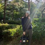 Chou Tzu-yu Instagram - 알리와 커피도 같이 한잔 할 수 있다니..☕️아누팜오빠 감사합니다🤎🤎 너무재밌는시간이였어요!! 그리고 파리게이츠와 함께🏌🏼‍♀️🏒#pearlygates @pearlygates_korea