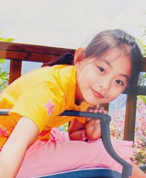 Chou Tzu-yu Instagram - When we were kids..👧🏻👀