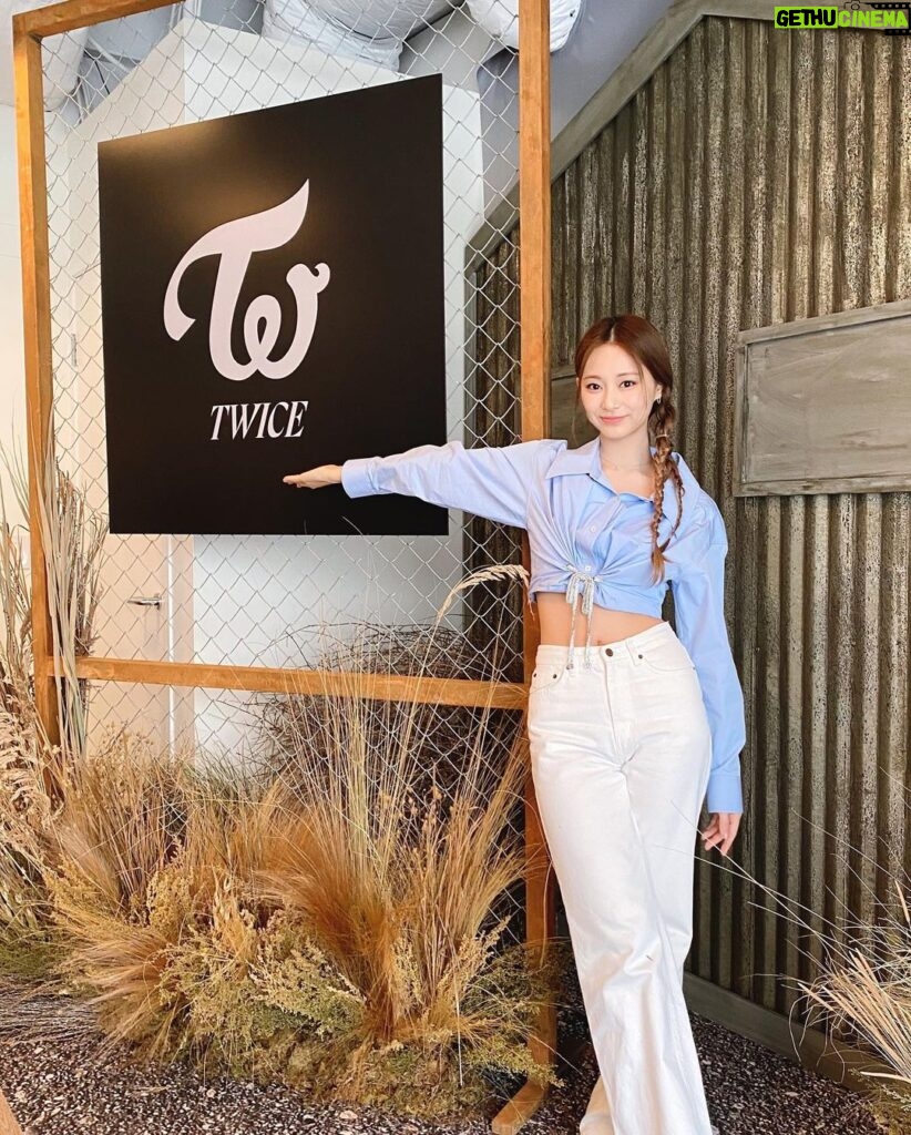 Chou Tzu-yu Instagram - Welcome to TWICE’s Pop up experience ! Take pictures with us and enjoy the tour.😘