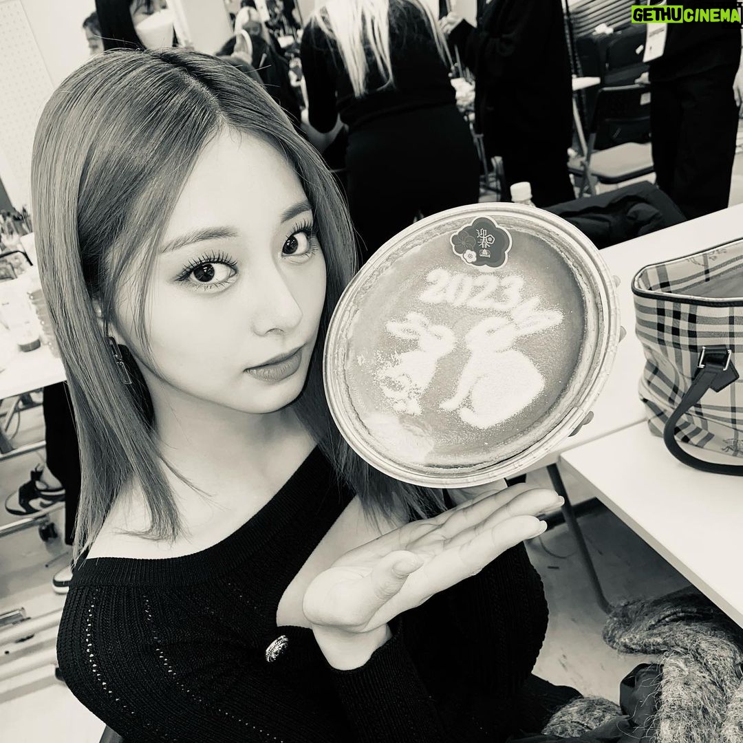 Chou Tzu-yu Instagram - 2022년 모두 고생 많으셨어요! 2023년 반가워👋올해도 잘 지내봐요🤝 2022年辛苦大家了! 2023年 你好呀~今年也請多多指教囉🐰 Farewell 2022! Hello 2023!! Let's have great time together this year🐇