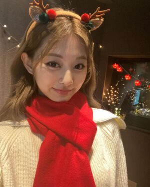Chou Tzu-yu Instagram - 원스를 위해 준비한 선물이야!좋아해줬으면 좋겠다❤️
Once!為你們準備了禮物，希望你們會喜歡💚
Christmas without tzu🧑🏼‍🎄🦌