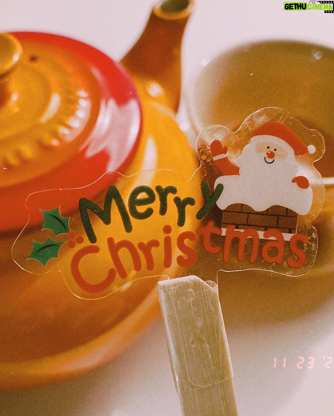 Chou Tzu-yu Instagram - 매년12월 달력을 넘길때마다 시작되는 그 알 수 없는 허전함은..🧑🏼🎄🗓️🔔