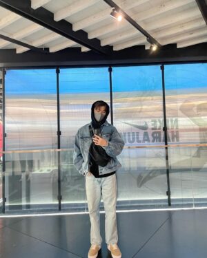 Chris Chiu Instagram - Tokyo日常🇯🇵

1.米老鼠車廂來一張
2.☺️
3.好了沒☺️
4.衣服沒拉好
5.起床臉好腫
6.這拉麵超舒服
7.好會穿衣服？雙押
8.耍帥來一張

報告完畢✌️

#觀光客日常