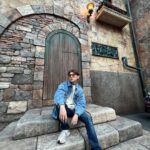 Chris Chiu Instagram - 日常碎片 1.來張觀光客基本款 2.看右邊 3.欸這奶油啤酒可以欸👍 4.幹嘛？ 5.帥 6.帥 7.這張可以 #tokyo