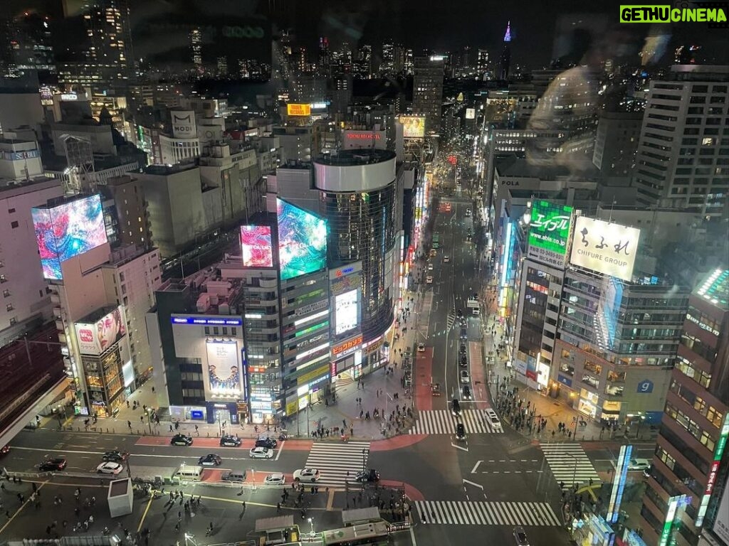 Chris Chiu Instagram - 這涉谷SHIBUYA SKY 的景 真的是絕了！ 聽說下午五點來是最棒的 但整個大爆滿 這是必來的吧 #shibuyasky #我可以坐在日本街頭發呆很久