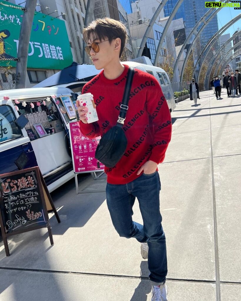 Chris Chiu Instagram - 日本真的是很好拍 冷了喝杯熱拿鐵到處晃晃足矣 #準備聖誕了