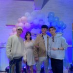 Chris Chiu Instagram – 我們家弟弟俊國 Baby性別趴👼🏻

昨天真的有點感動，從小看他長大的弟弟，竟然要結婚生小孩了，想起從小回奶奶家，帶著他們到處去玩，帶他們上學，看著他們慢慢長大，一起經歷了家人的離開，
現在他們長大成人，每天都很認真的在爲自己未來打拼工作，心中真的蠻多感觸，叔叔，你在天上有看到嗎？？
你的兒子現在很棒很棒，有聽你的話 好好照顧家人，沒有讓你擔心，現在你也有孫女囉❤️

開心的一天，恭喜邱家第一個女天使降臨！
滿滿的男性基因的邱家，來了一個女生，肯定要被寵爆的
🤣🤣🤣

恭喜俊國&阿康
@kent_1020 
@ye_vina 
@prince_pstar