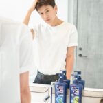 Chris Chiu Instagram – 這罐洗髮精我已經用好久了，再次推薦給大家！
最近除了拍戲之外，健身還是不能放棄呀，因為工作長期使用的髮膠跟運動完的汗，很容易造成頭皮油膩膩的很不舒服，運動完更是容易殘留汗臭味，再加上最近夏天到了又非常悶熱，維持頭皮清爽真的很重要！
自從使用「Clear 淨 男士頭皮護理去屑系列 」後，洗完頭皮不僅超舒服外，肌膚也能立刻感受到勁涼冰爽感，根本是夏天消暑的法寶✌🏼
 
我自己特別喜歡「清爽控油型」這款，有時偏季節性會有頭皮屑產生，所以每次拍戲、運動完必用這款，添加了青檸及薄荷的雙重精華，洗完後頭髮乾淨又蓬鬆，重點是真的很清爽也很好聞！
 
有頭皮屑及易癢頭皮困擾的人，可以試試「冰爽薄荷止癢型」，添加3 倍薄荷精粹，洗完超涼爽，真的酷暑必備！
 
全新升級的頭皮護理配方，添加護膚級的「5X 菸鹼醯胺」，從根源保養修護頭皮， 28 天徹底去屑，這個夏天最強的頭皮淨屑守門員就是它了😝
 
一罐抵好多罐，夏天頭髮最佳夥伴就是「Clear 淨」快去擁有它吧😉

MOMO x CLEAR淨 去屑洗髮3入62 折up
*活動促銷以最終通路公告及結帳為準
https://reurl.cc/RzQXKg
 
#Clear淨 #全新配方升級 #最強淨屑守門員 #頭皮養護專家 #根源養護頭皮28天賦活淨屑