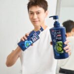 Chris Chiu Instagram – 這罐洗髮精我已經用好久了，再次推薦給大家！
最近除了拍戲之外，健身還是不能放棄呀，因為工作長期使用的髮膠跟運動完的汗，很容易造成頭皮油膩膩的很不舒服，運動完更是容易殘留汗臭味，再加上最近夏天到了又非常悶熱，維持頭皮清爽真的很重要！
自從使用「Clear 淨 男士頭皮護理去屑系列 」後，洗完頭皮不僅超舒服外，肌膚也能立刻感受到勁涼冰爽感，根本是夏天消暑的法寶✌🏼
 
我自己特別喜歡「清爽控油型」這款，有時偏季節性會有頭皮屑產生，所以每次拍戲、運動完必用這款，添加了青檸及薄荷的雙重精華，洗完後頭髮乾淨又蓬鬆，重點是真的很清爽也很好聞！
 
有頭皮屑及易癢頭皮困擾的人，可以試試「冰爽薄荷止癢型」，添加3 倍薄荷精粹，洗完超涼爽，真的酷暑必備！
 
全新升級的頭皮護理配方，添加護膚級的「5X 菸鹼醯胺」，從根源保養修護頭皮， 28 天徹底去屑，這個夏天最強的頭皮淨屑守門員就是它了😝
 
一罐抵好多罐，夏天頭髮最佳夥伴就是「Clear 淨」快去擁有它吧😉

MOMO x CLEAR淨 去屑洗髮3入62 折up
*活動促銷以最終通路公告及結帳為準
https://reurl.cc/RzQXKg
 
#Clear淨 #全新配方升級 #最強淨屑守門員 #頭皮養護專家 #根源養護頭皮28天賦活淨屑