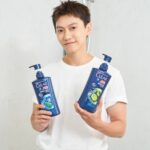 Chris Chiu Instagram – 這罐洗髮精我已經用好久了，再次推薦給大家！
最近除了拍戲之外，健身還是不能放棄呀，因為工作長期使用的髮膠跟運動完的汗，很容易造成頭皮油膩膩的很不舒服，運動完更是容易殘留汗臭味，再加上最近夏天到了又非常悶熱，維持頭皮清爽真的很重要！
自從使用「Clear 淨 男士頭皮護理去屑系列 」後，洗完頭皮不僅超舒服外，肌膚也能立刻感受到勁涼冰爽感，根本是夏天消暑的法寶✌🏼
 
我自己特別喜歡「清爽控油型」這款，有時偏季節性會有頭皮屑產生，所以每次拍戲、運動完必用這款，添加了青檸及薄荷的雙重精華，洗完後頭髮乾淨又蓬鬆，重點是真的很清爽也很好聞！
 
有頭皮屑及易癢頭皮困擾的人，可以試試「冰爽薄荷止癢型」，添加3 倍薄荷精粹，洗完超涼爽，真的酷暑必備！
 
全新升級的頭皮護理配方，添加護膚級的「5X 菸鹼醯胺」，從根源保養修護頭皮， 28 天徹底去屑，這個夏天最強的頭皮淨屑守門員就是它了😝
 
一罐抵好多罐，夏天頭髮最佳夥伴就是「Clear 淨」快去擁有它吧😉

MOMO x CLEAR淨 去屑洗髮3入62 折up
*活動促銷以最終通路公告及結帳為準
https://reurl.cc/RzQXKg
 
#Clear淨 #全新配方升級 #最強淨屑守門員 #頭皮養護專家 #根源養護頭皮28天賦活淨屑