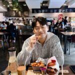 Chris Chiu Instagram – 2023年的最後兩天

睡到飽 起床吃了個早餐 到處走走

突然覺得今年過的好快 
這一年 自我調整很多 有過徬惶 無助
但在最需要幫助的時候就是會出現幫助我的人
真心充滿感謝！

願今年發生的一切不開心事都可以遠走
開心的事可以延續下去

2024年對我來說 是很重要很關鍵的一年
我會好好把握 讓大家看到更不一樣的自己

明年見🩶🫶🏼