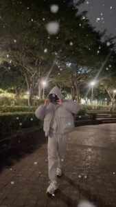 Chris Chiu Instagram - 應大家要求 應景ㄧ下 初雪來了🩶 #初雪 #dance #merrychristmas #exo