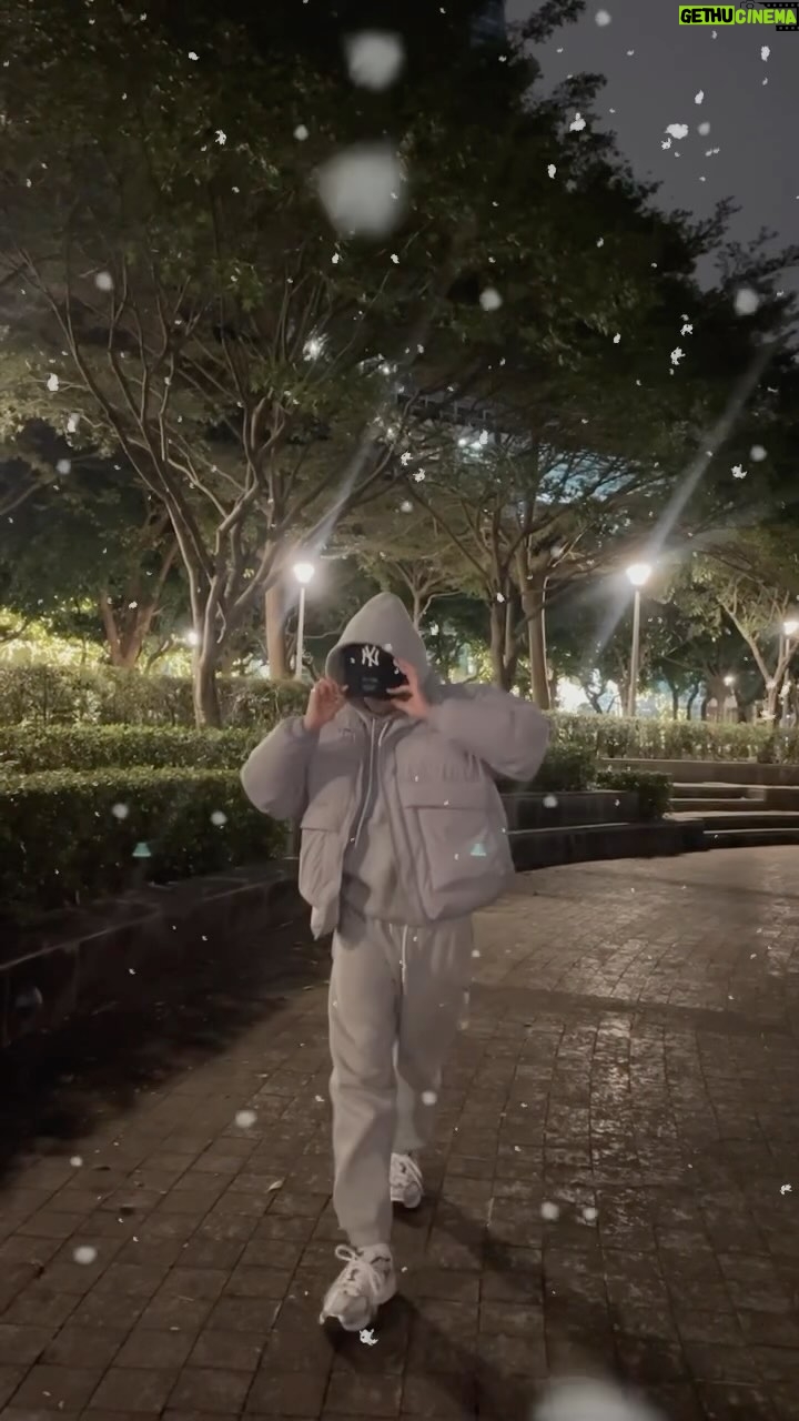 Chris Chiu - 40K Likes - 應大家要求 應景ㄧ下
初雪來了🩶
#初雪 #dance #merrychristmas #exo