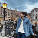 Chris Chiu Instagram – 上次來迪士尼是10年前OMG
不管幾歲來這就會變小孩😁🧡

#迪士尼