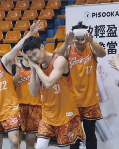 Chris Chiu Instagram - 像夢一樣的夜晚🏀🏀 感覺該來個藝人YT聯盟大賽了！ @z2.ztwo