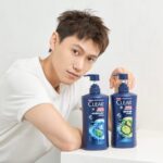 Chris Chiu Instagram – 這罐洗髮精我已經用好久了，再次推薦給大家！
最近除了拍戲之外，健身還是不能放棄呀，因為工作長期使用的髮膠跟運動完的汗，很容易造成頭皮油膩膩的很不舒服，運動完更是容易殘留汗臭味，再加上最近夏天到了又非常悶熱，維持頭皮清爽真的很重要！
自從使用「Clear 淨 男士頭皮護理去屑系列 」後，洗完頭皮不僅超舒服外，肌膚也能立刻感受到勁涼冰爽感，根本是夏天消暑的法寶✌🏼
 
我自己特別喜歡「清爽控油型」這款，有時偏季節性會有頭皮屑產生，所以每次拍戲、運動完必用這款，添加了青檸及薄荷的雙重精華，洗完後頭髮乾淨又蓬鬆，重點是真的很清爽也很好聞！
 
有頭皮屑及易癢頭皮困擾的人，可以試試「冰爽薄荷止癢型」，添加3 倍薄荷精粹，洗完超涼爽，真的酷暑必備！
 
全新升級的頭皮護理配方，添加護膚級的「5X 菸鹼醯胺」，從根源保養修護頭皮， 28 天徹底去屑，這個夏天最強的頭皮淨屑守門員就是它了😝
 
一罐抵好多罐，夏天頭髮最佳夥伴就是「Clear 淨」快去擁有它吧😉

MOMO x CLEAR淨 去屑洗髮3入62 折up
*活動促銷以最終通路公告及結帳為準
https://reurl.cc/RzQXKg
 
#Clear淨 #全新配方升級 #最強淨屑守門員 #頭皮養護專家 #根源養護頭皮28天賦活淨屑