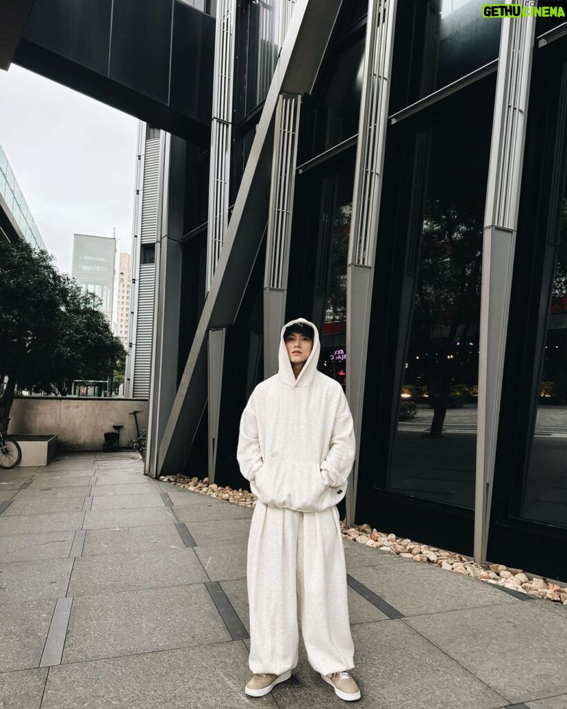 Chris Chiu Instagram - 慵懶的穿搭 配上慵懶的一天！ 舒服ㄉㄟˇ司☺️ #懶人穿搭