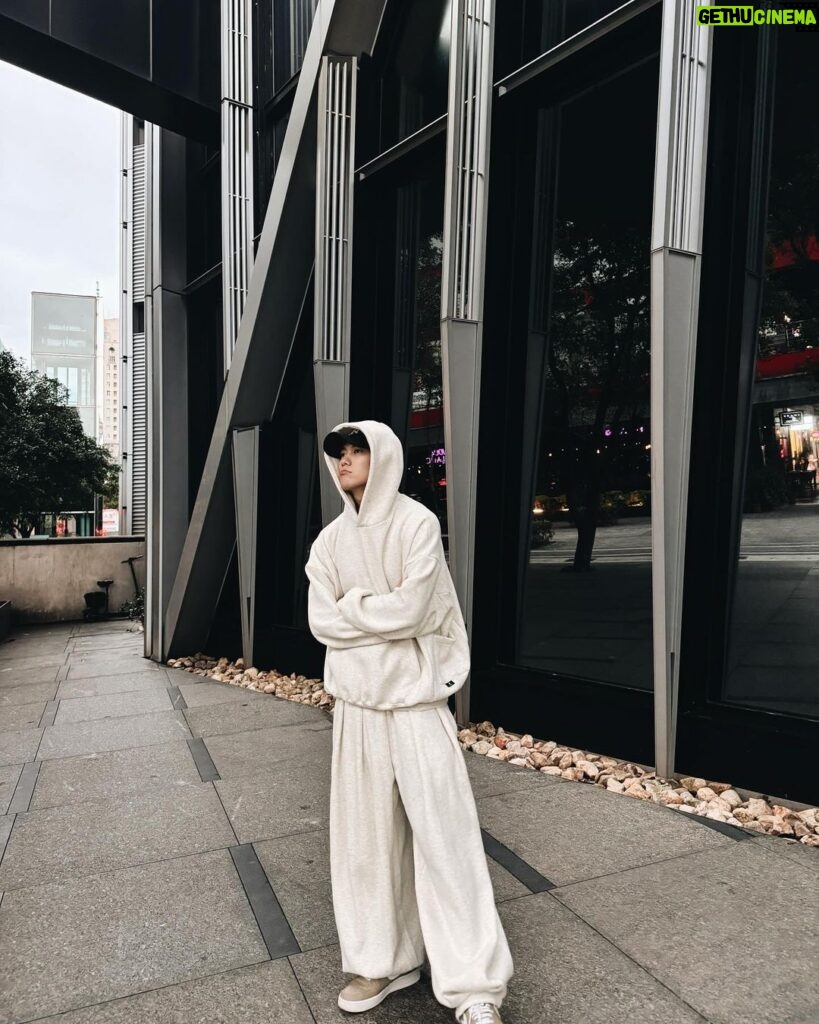 Chris Chiu Instagram - 慵懶的穿搭 配上慵懶的一天！ 舒服ㄉㄟˇ司☺️ #懶人穿搭