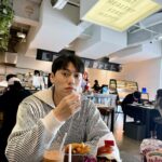Chris Chiu Instagram – 2023年的最後兩天

睡到飽 起床吃了個早餐 到處走走

突然覺得今年過的好快 
這一年 自我調整很多 有過徬惶 無助
但在最需要幫助的時候就是會出現幫助我的人
真心充滿感謝！

願今年發生的一切不開心事都可以遠走
開心的事可以延續下去

2024年對我來說 是很重要很關鍵的一年
我會好好把握 讓大家看到更不一樣的自己

明年見🩶🫶🏼