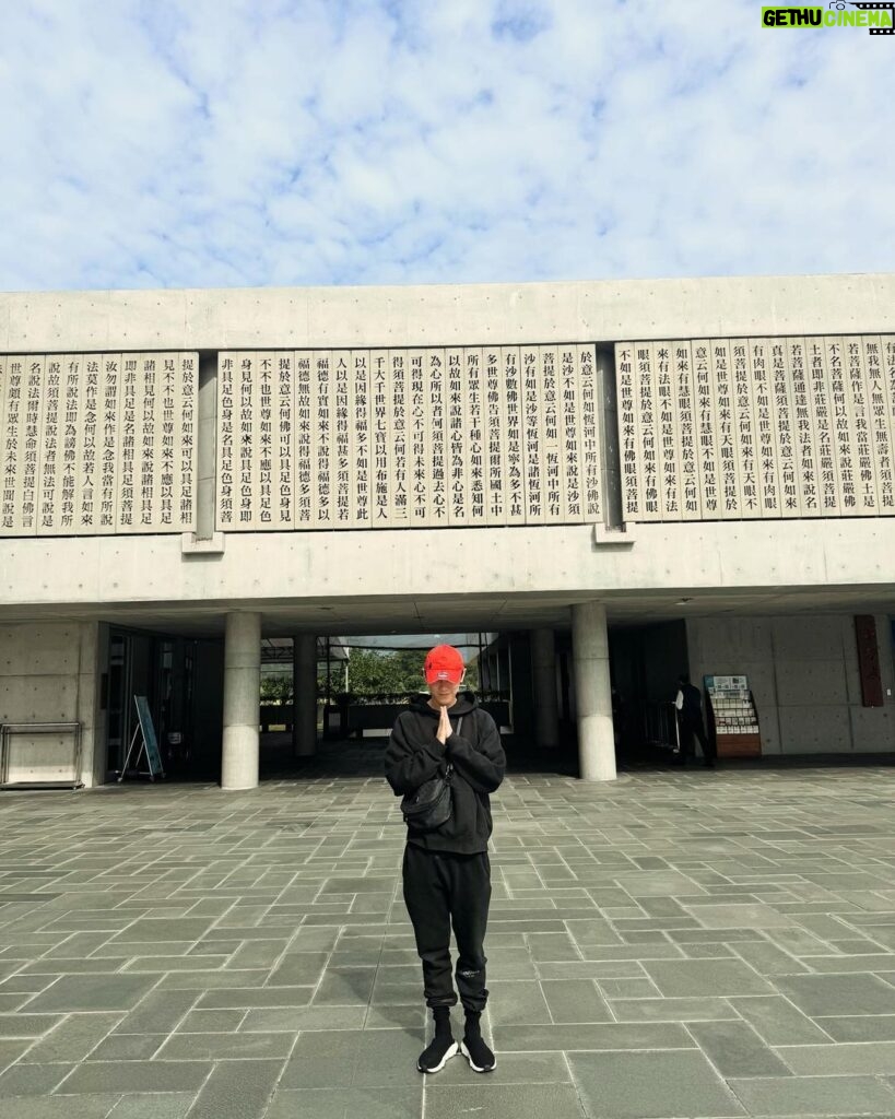 Chris Chiu Instagram - 好天氣出去走走 第一次來到農禪寺，直接被震撼到了！ 🙏🙏🙏🙏 妳們有去過嗎？真的可以去走走看看拜拜 #農禪寺
