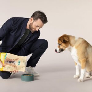 Chris Evans Instagram - The best dog food for the best dog around! Excited to join Jinx in redefining dog nutrition with better, healthier food for dogs. This is just the beginning. @thinkjinx
#partneredwithjinx