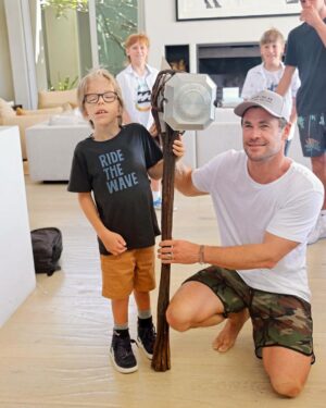 Chris Hemsworth Instagram - Meet my good mate Amon! One of Marvel’s best and most knowledgeable fans on the globe! The love and kindness that radiates from this young man is beyond inspirational and it’s been an absolute gift getting to know him and his family! Massive thanks to @starlightau for introducing us. Can’t wait for our next hang Amon! ❤️🙏🤙