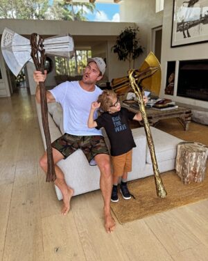 Chris Hemsworth Instagram - Meet my good mate Amon! One of Marvel’s best and most knowledgeable fans on the globe! The love and kindness that radiates from this young man is beyond inspirational and it’s been an absolute gift getting to know him and his family! Massive thanks to @starlightau for introducing us. Can’t wait for our next hang Amon! ❤️🙏🤙