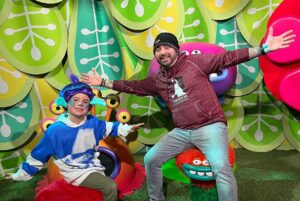 Chris Kirkpatrick Instagram - You know Trickee had to go visit @campstores while in NYC! @trolls Thanks for taking us to a Better Place! 🤡